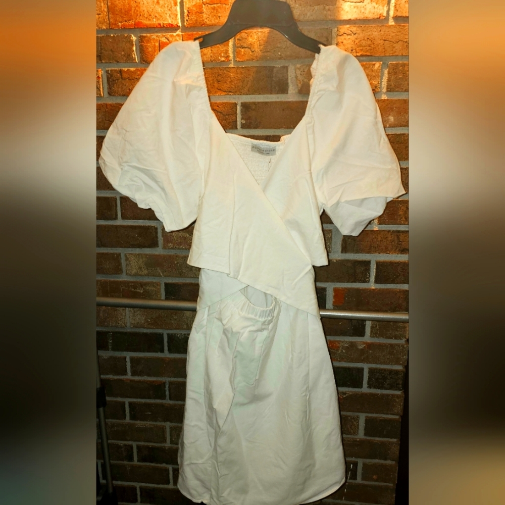Overwrap puffy sleeve romper
